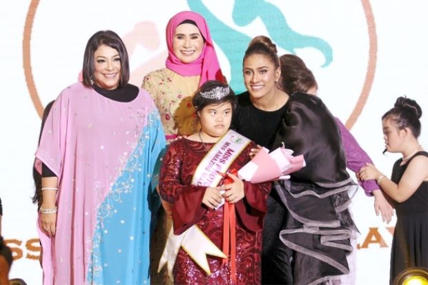 Differently-abled banker wears Miss Amazing crown